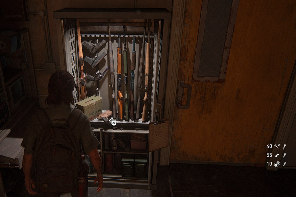 Ein Screenshot aus dem Videospiel The Last of Us Part 2 Remastered für PS5. Zu sehen ist eine Frau vor einem Waffenschrank.