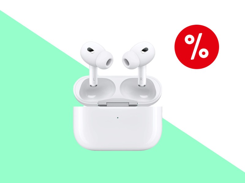 Weiße AirPods Pro 2 ragen aus weißem geöffnetem Ladecase heraus auf hellgrün weißem Hintergrund mit rotem Prozentzeichen oben rechts