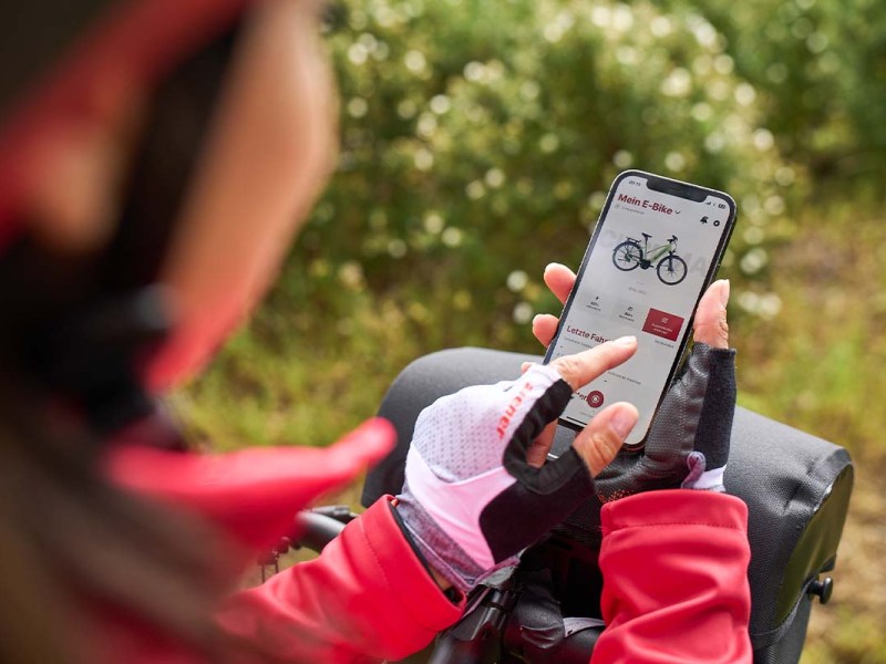 Overshoulder Blick auf ein Smartphone, Person tippt mit der Hand auf dem Display