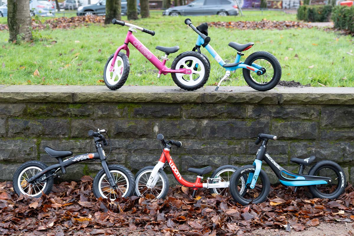Fünf Laufräder zusammen vor bzw. auf einer Mauer im Park stehend