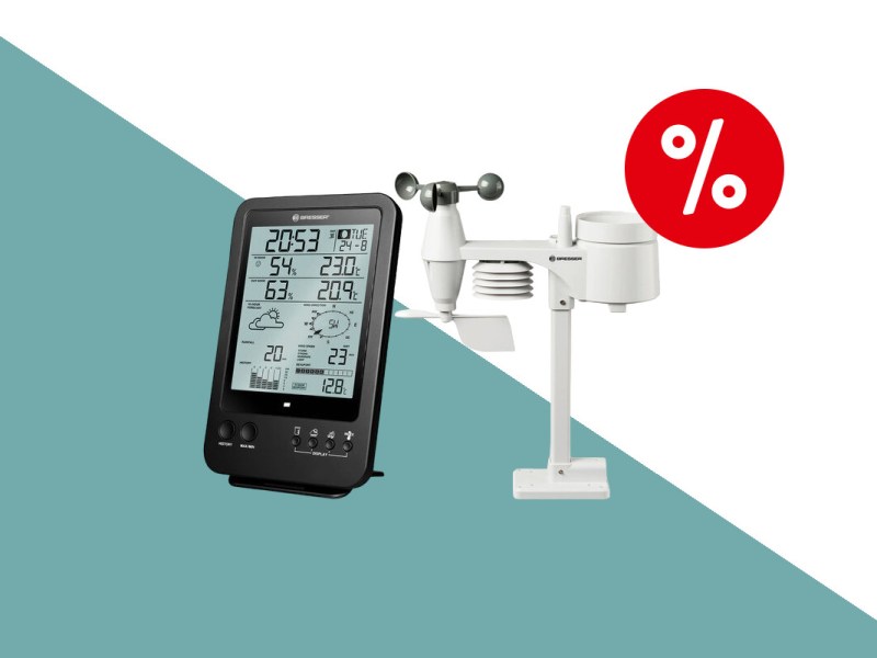 Schwarzes Gerät mit großem Schwarz weiß Display hochkant schräg von vorne, rechts daneben weiße Wetterstation auf türkis weißem Hintergrund mit rotem Prozentbutton oben rechts