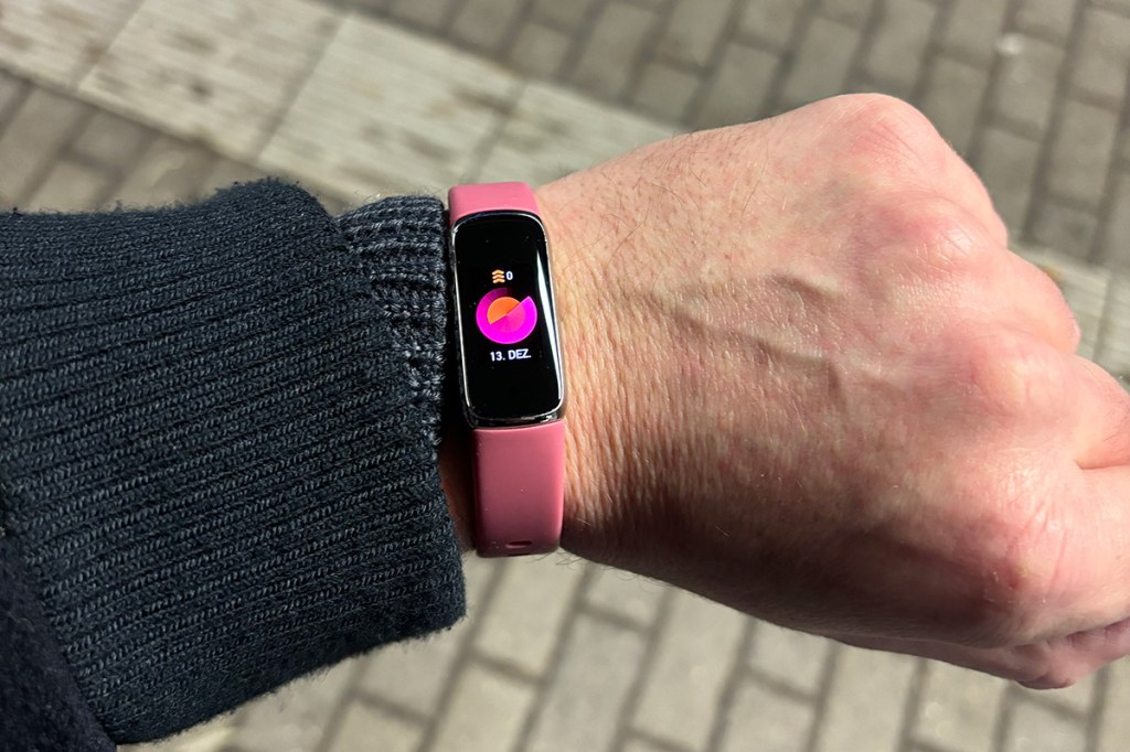 Foto einer Männerhand, mit dem Fitness-Tracker Fitbit Luxe am Handgelenk.