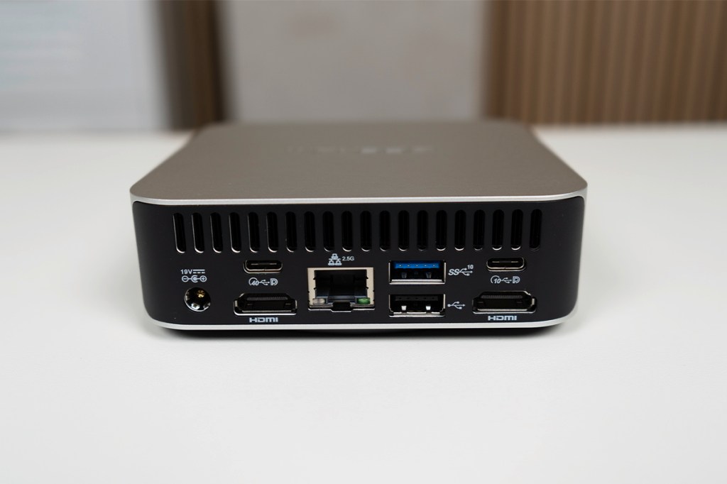 Die Rückseite des Geekom A7 Mini-PC bietet viele Anschlüsse.