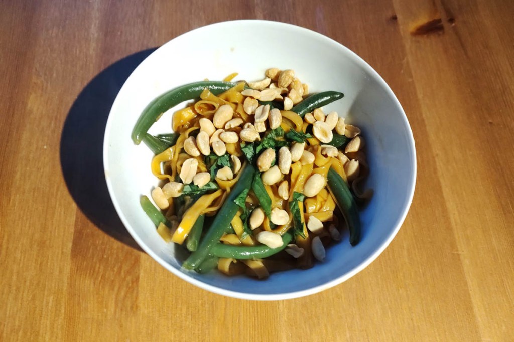 Thai Basil Noodles in einer Schüssel