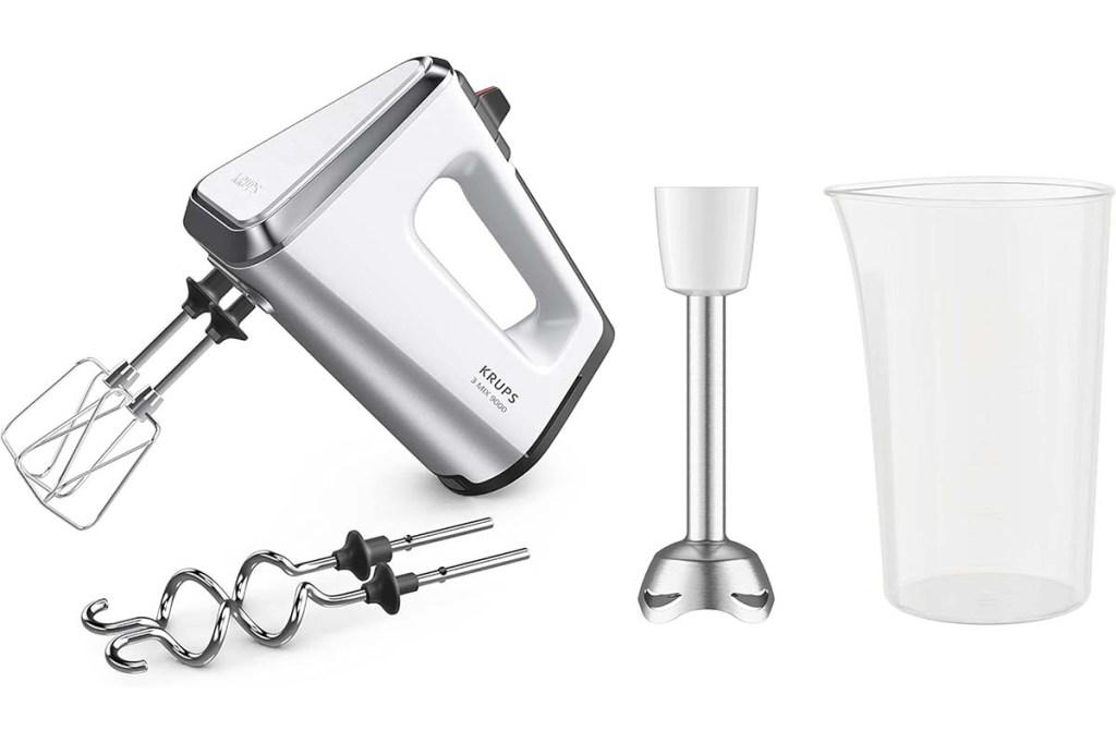 Productshot silberner Handmixer samt Prürierstab, Knethaken und Becher