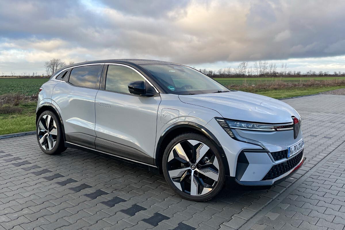 Auto auf einem Parkplatz stehend, Feld im Hintergrund