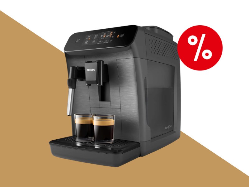 Schwarzer Philips-Kaffeevollautomat schräg von vorne mit zwei Tassen schwarzen Kaffee und Schaum auf braun weißem Hintergrund mit rotem Prozentbutton oben rechts