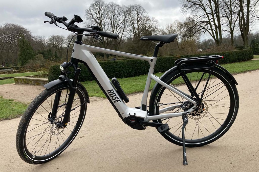 Totale, weißes E-Bike im Park stehend