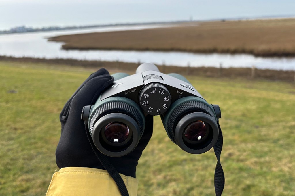 Das Fernglas Swarovski AX Visio an der Ostsee, in der linken Hand gehalten.