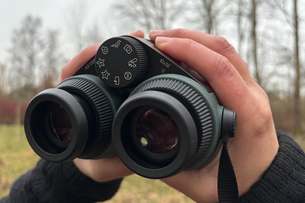 Das Fernglas Swarovski AX Visio in den Händen gehalten.