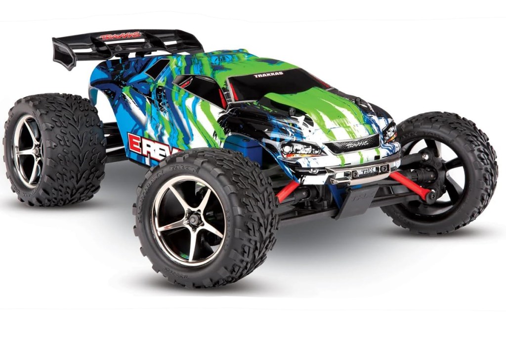 Das Ferngesteuerte Auto E-Revo 4x4 von Traxxas. Der Truck hat breite grobstollige Reifen, rote Federbeine und grün-Blauen Lack.