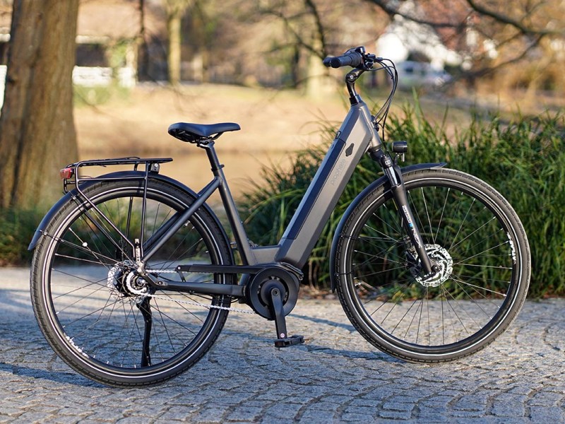 E-Bike auf Pflastersteinen im Sonnenschein.