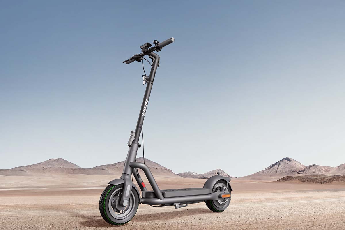 E-Scooter, im Hintergrund sieht man Wüstenlandschaft