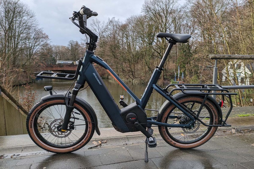 Totale E-bike vor einer Fleet stehend