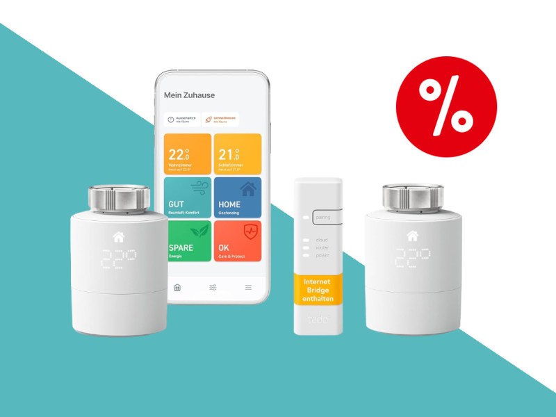 Tado Starter Kit V3+ mit zwei weißen senkrecht hingestellten Thermostaten links und rechts, dazwischen ein weißes Smartphone mit bunten Kacheln auf Bildschirm und einem kleinen, länglichen weiß gelben Gerät auf türkis weißem Hintergrund mit rotem Prozentbutton oben rechts