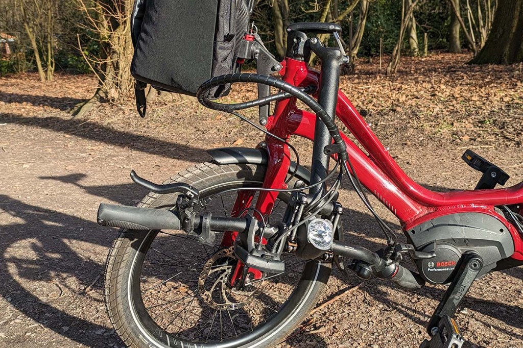 Nahaufnahme Fahrrad mit einem umgeklappten Lenker