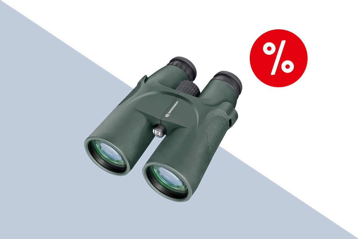 Dunkel grünes Bresser-Fernglas schräg von vorne nach unten zeigend auf hellgrauem weißem Hintergrund mit rotem Prozentbutton oben rechts