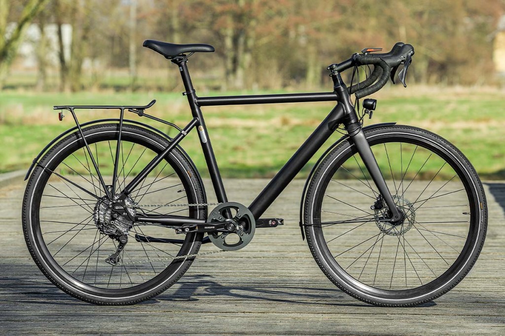 schwarzes E-Bike auf einer Brücke stehend