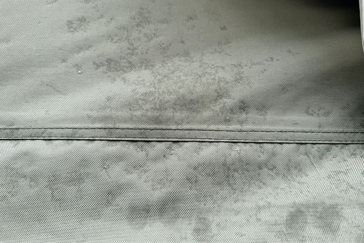 Detailaufnahme einer nassen Außenwand bei einem Dachzelzt.