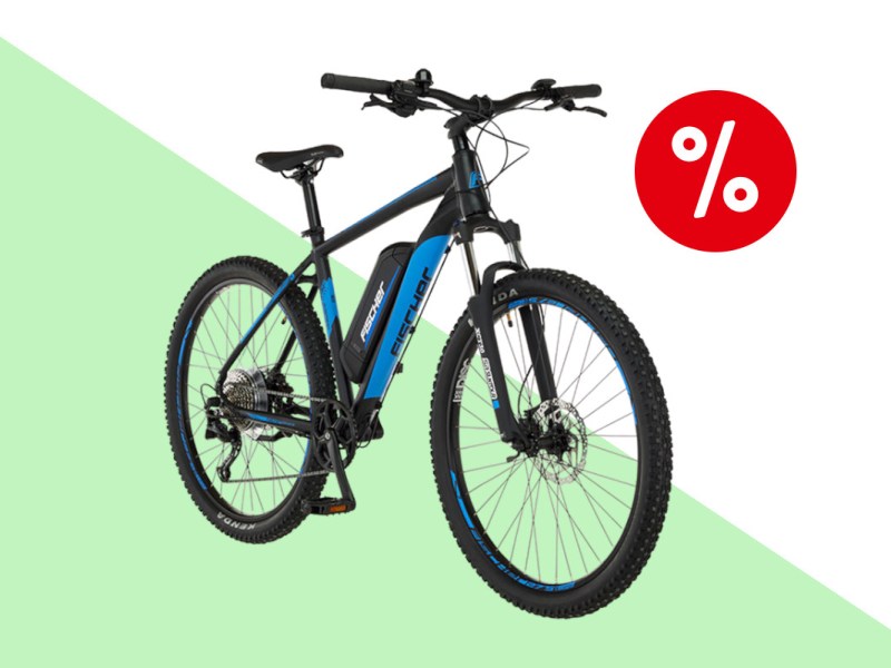 Schwarz blaues E-Mountainbike schräg von vorne auf hellgrün weißem HIntergrund mit rotem Prozentbutton oben rechts