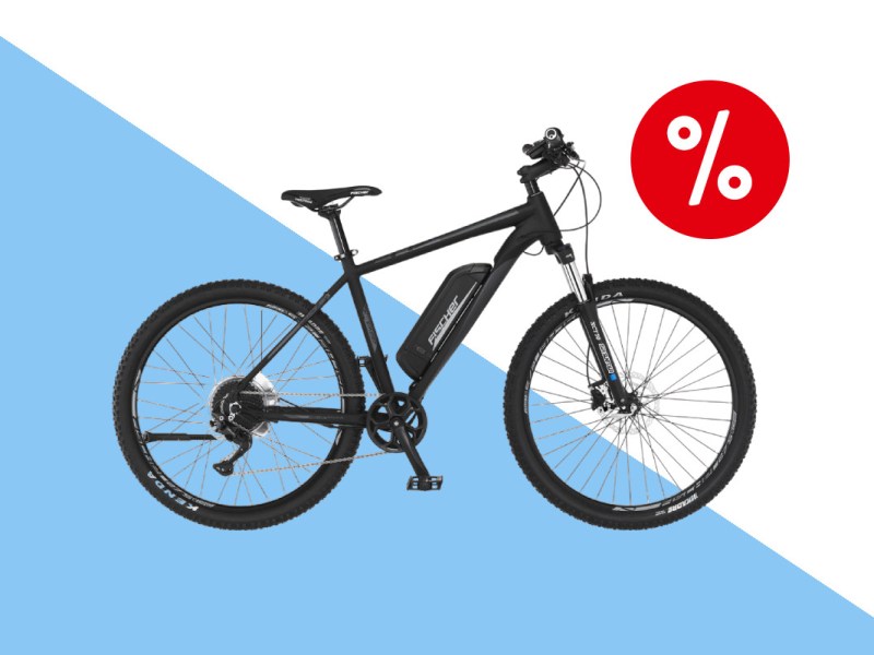 Fischer E-Bike in schwarz Mountainbike von der Seite auf hellblau weißem Hintergrund mit rotem Prozentbutton oben rechts