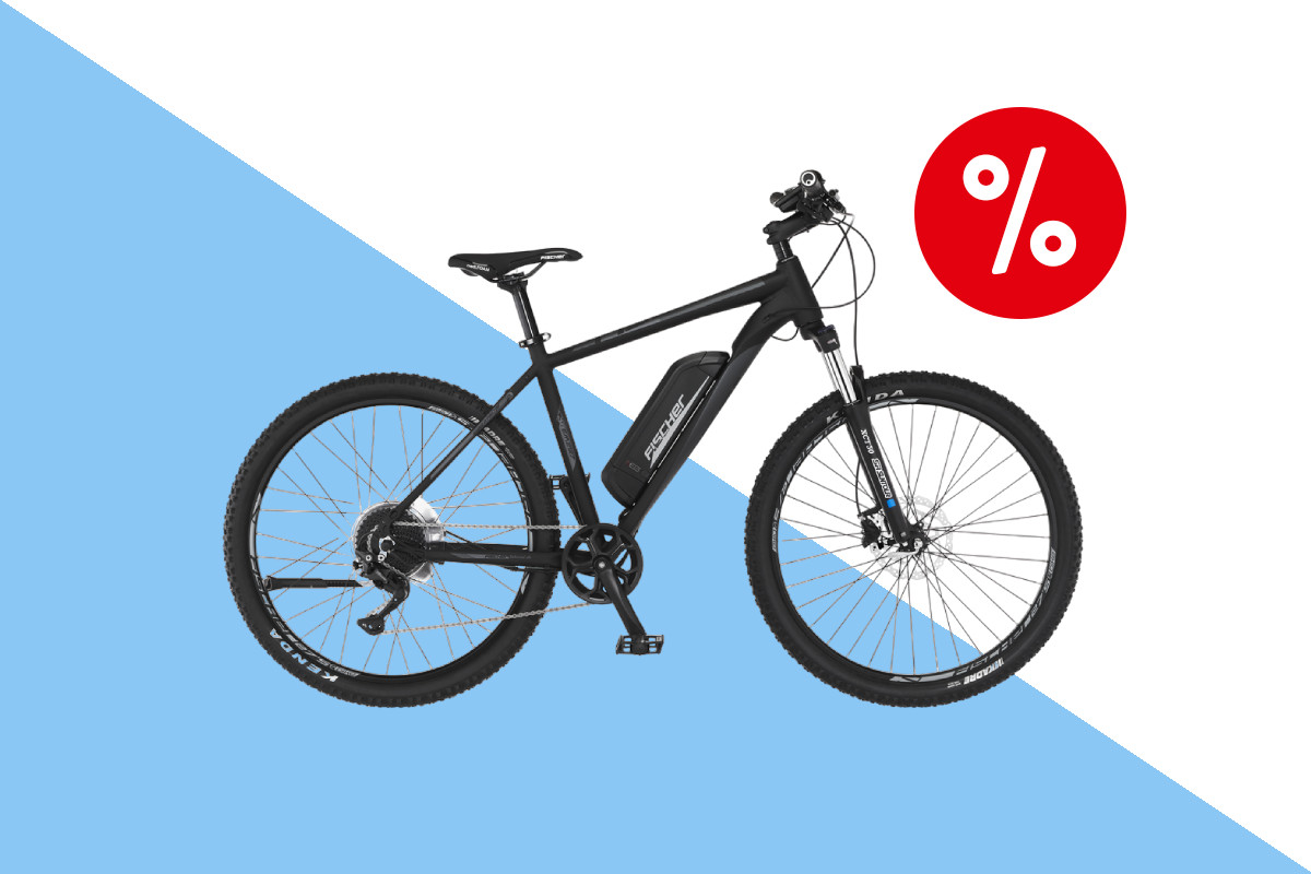 Fischer E-Bike in schwarz Mountainbike von der Seite auf hellblau weißem Hintergrund mit rotem Prozentbutton oben rechts