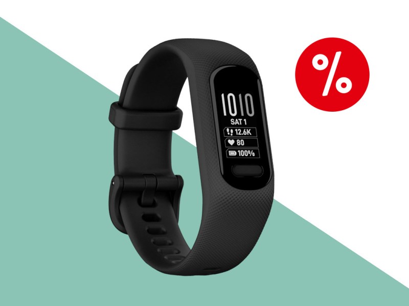 Schwarzer Garmin Vivosmart 5 Fitnesstracker schräg von vorne mit hellen Zahlen auf dem Display vor grün-pastellig weißem Hintergrund mit rotem Prozentbutton oben rechts