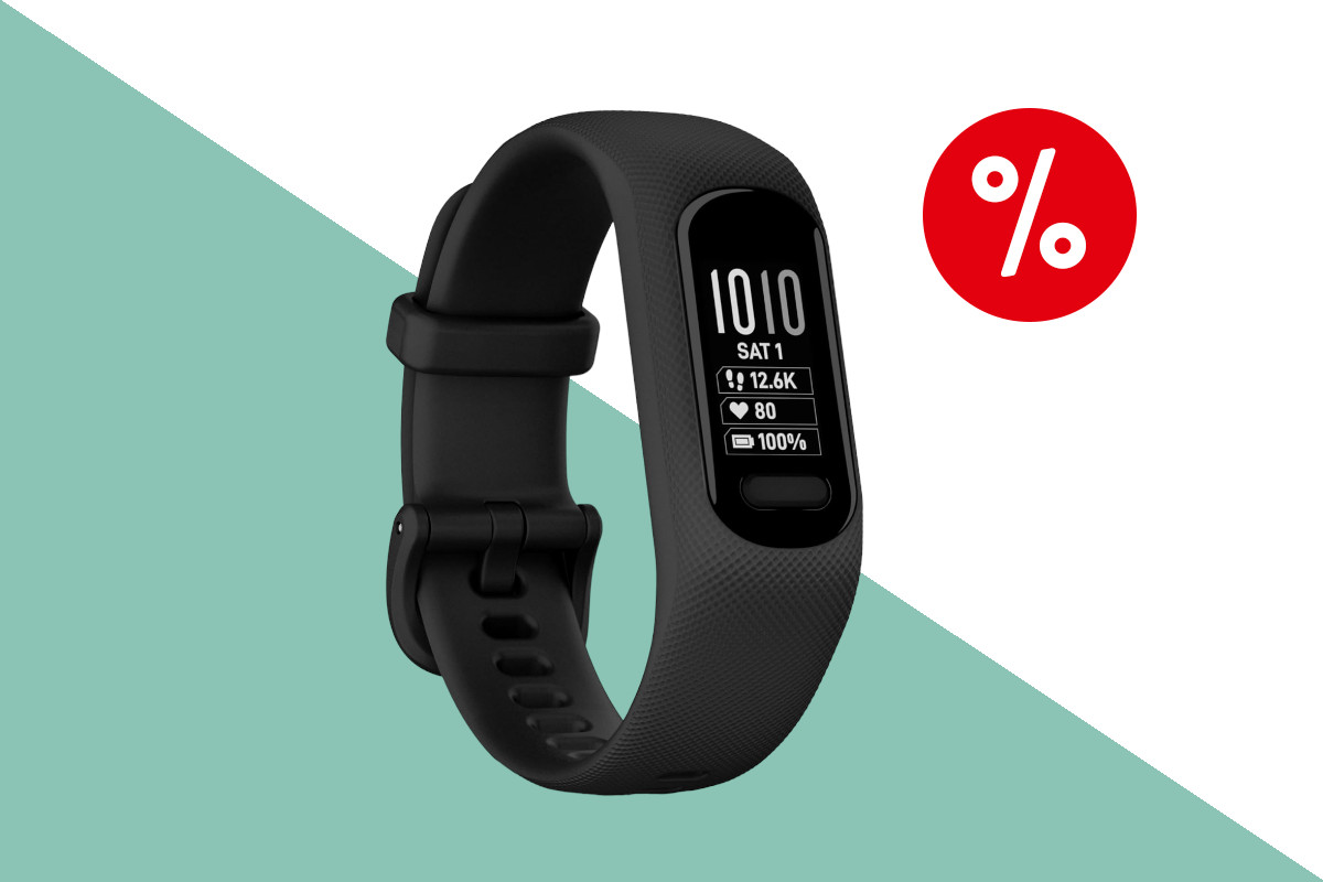 Schwarzer Garmin Vivosmart 5 Fitnesstracker schräg von vorne mit hellen Zahlen auf dem Display vor grün-pastellig weißem Hintergrund mit rotem Prozentbutton oben rechts