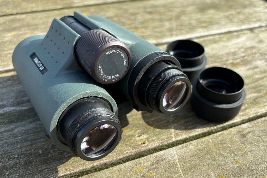 Das Fernglas Kowa Genesis Prominar 8x33, mit ausgebauten Augenmuscheln.