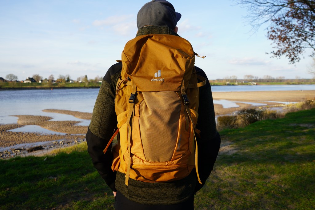 Mann von hinten, hat einen Rucksack auf dem Rücken