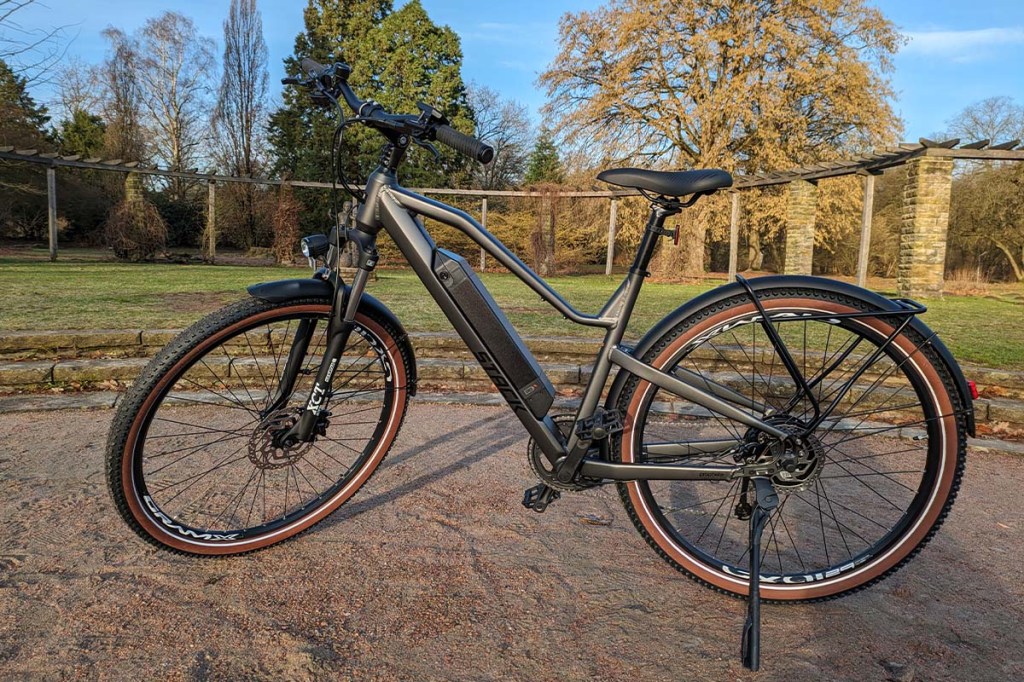 Totale E-Bike in einem Park stehend