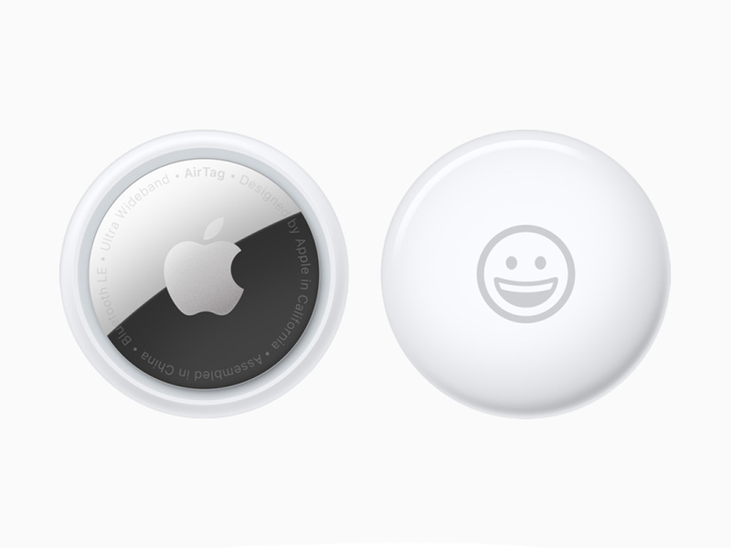 Der Apple AirTag vor weißem Hintergrund.