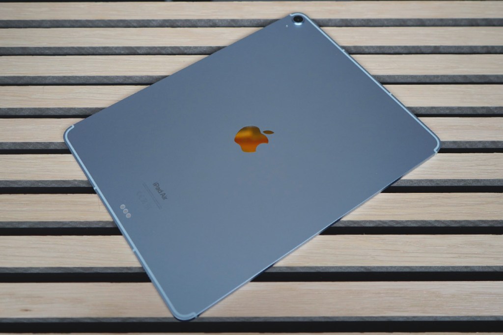 Ein Apple iPad Air 2024 liegt auf einer hellen Holzoberfläche.