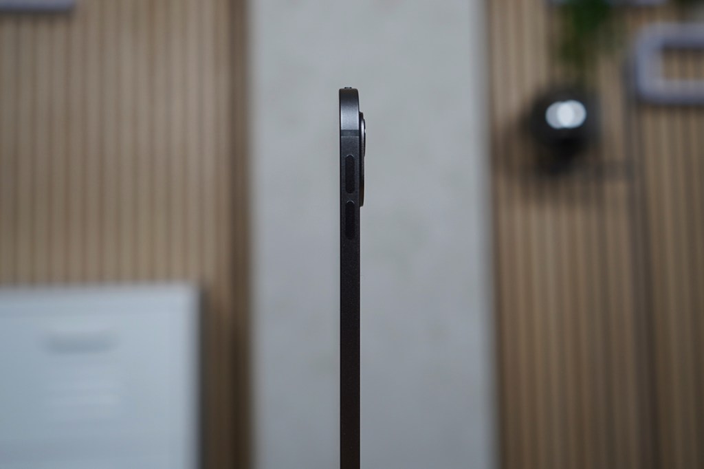 Ein Apple iPad Pro M4 direkt von der Seite, um zu zeigen, wie dünn es ist.