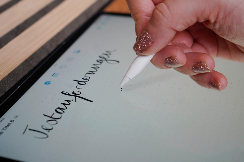 Detailaufnahme des Apple Pencil Pro beim Schreiben auf einem iPad.