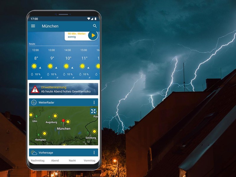 Smartphone mit geöffneter Wetter-App vor einem Gewitter.