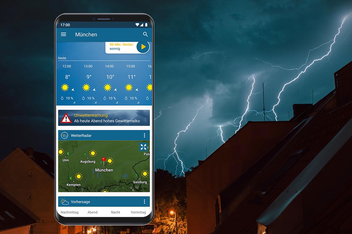 Smartphone mit geöffneter Wetter-App vor einem Gewitter.