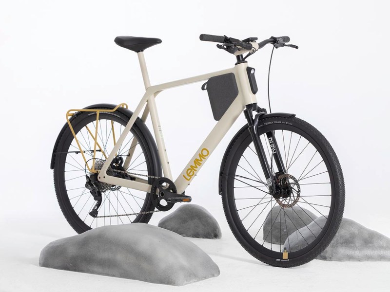 Productshot E-Bike, Steine auf dem Untergrund schemenhaft dargestellt