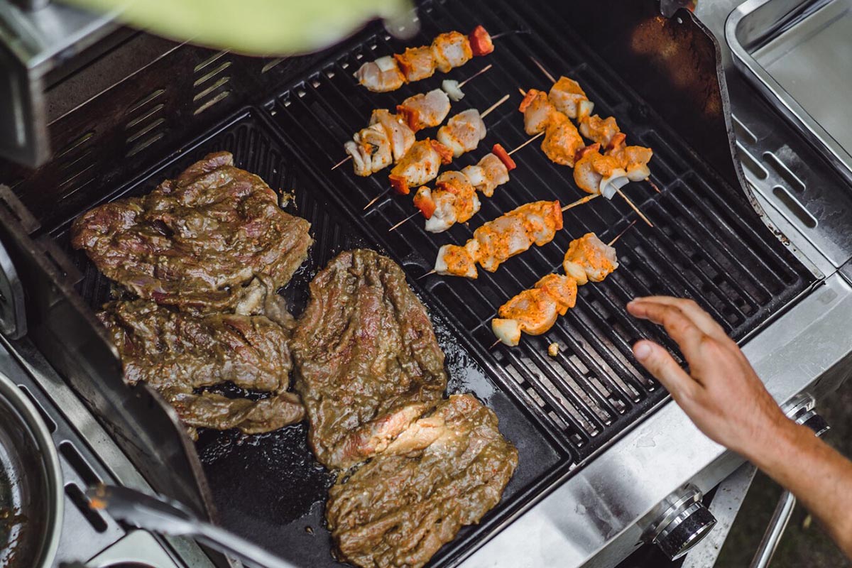 Fleisch auf einem Grill.