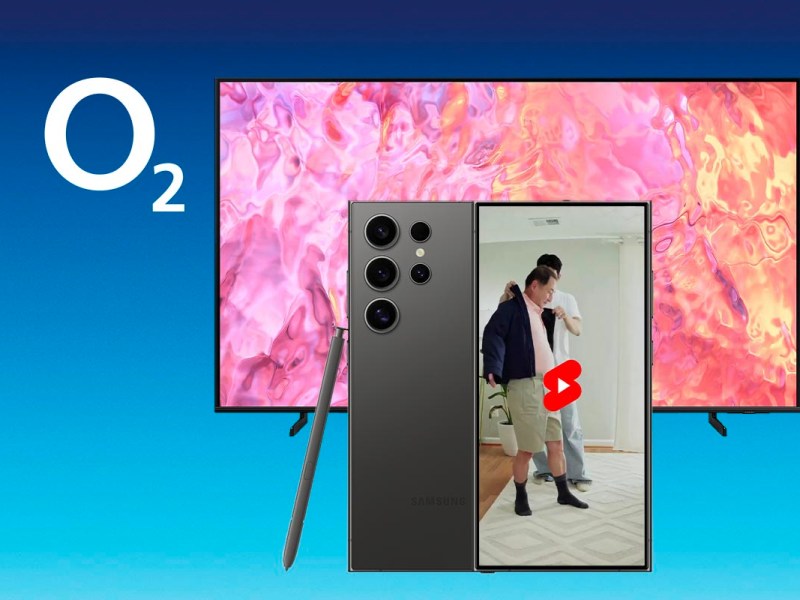 Das Samsung Galaxy S24 Ultra und der Samsung QLED 4K Smart TV vor blauem Hintergrund.