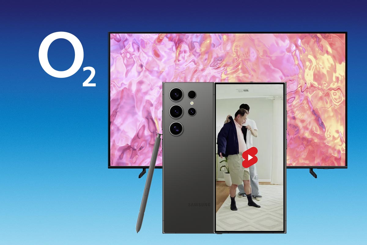 Das Samsung Galaxy S24 Ultra und der Samsung QLED 4K Smart TV vor blauem Hintergrund.