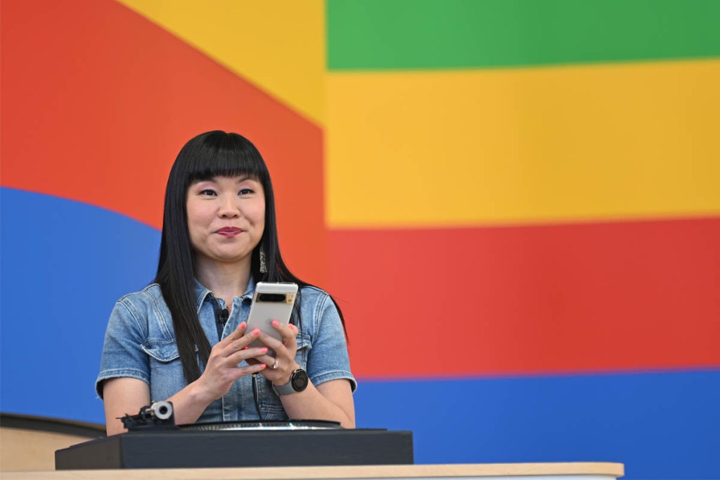 Frau mit Google Pixel auf I/O 2024.