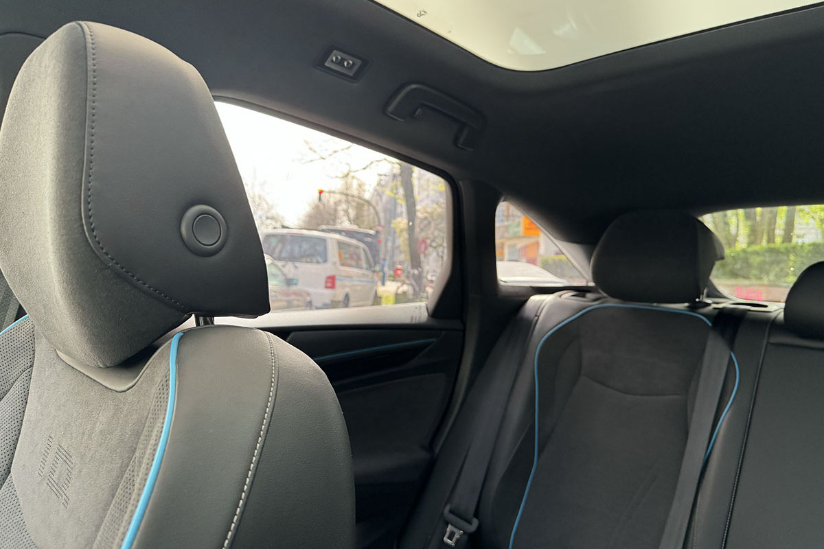 Schulterblick aus dem Innenraum des VW ID.7 durch die rechte hinter Seitenscheibe.