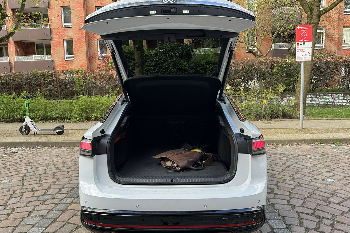 Blick in den Kofferraum des VW ID.7. bei geöffneter Kofferraumklappe.