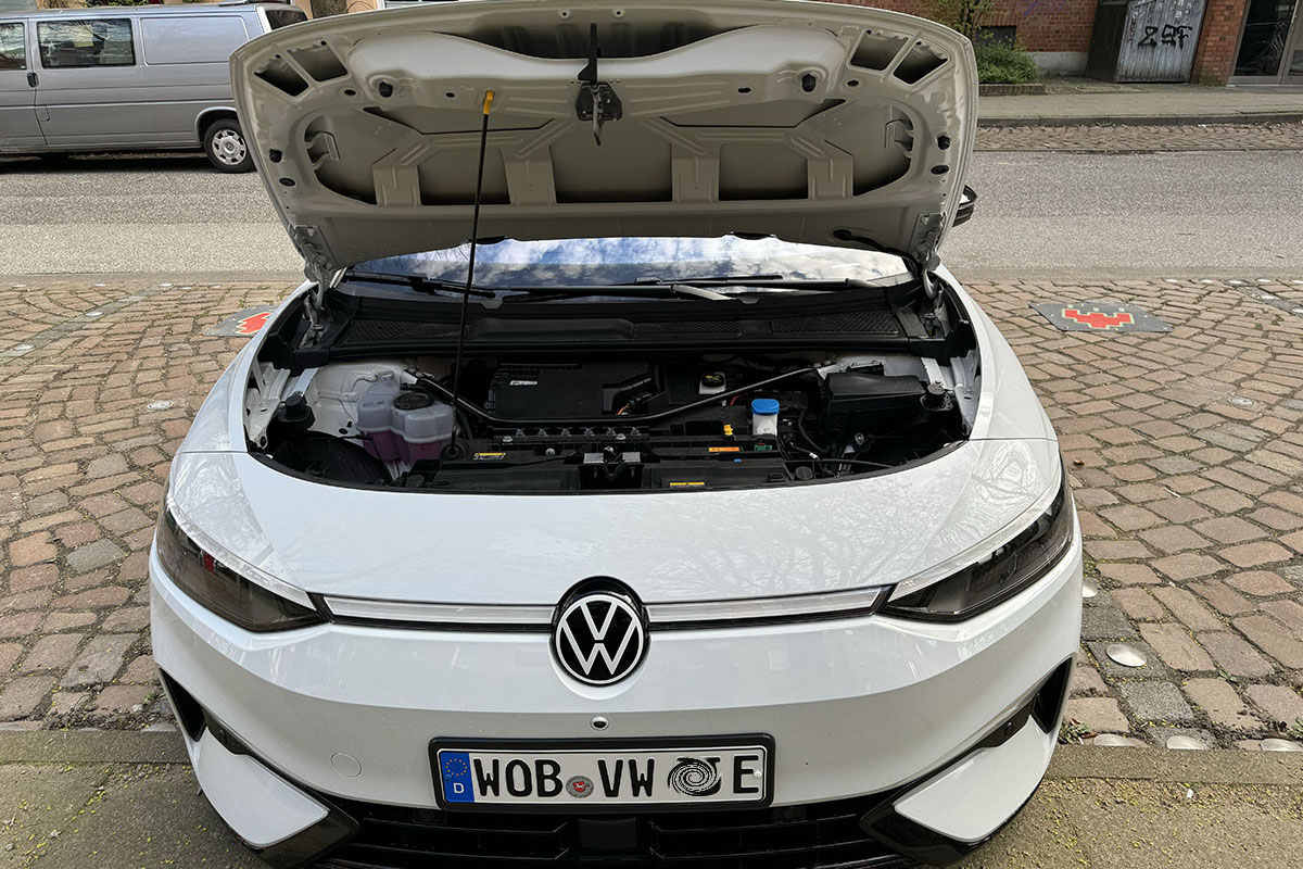Blick in den E-Motorraum des VW ID.7. bei geöffneter Mottorraumklappe.