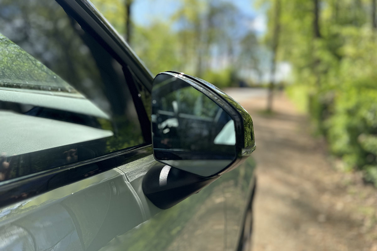Detailaufnahme des rechten Seitenspiegels beim E-Auto Volvo EX30.
