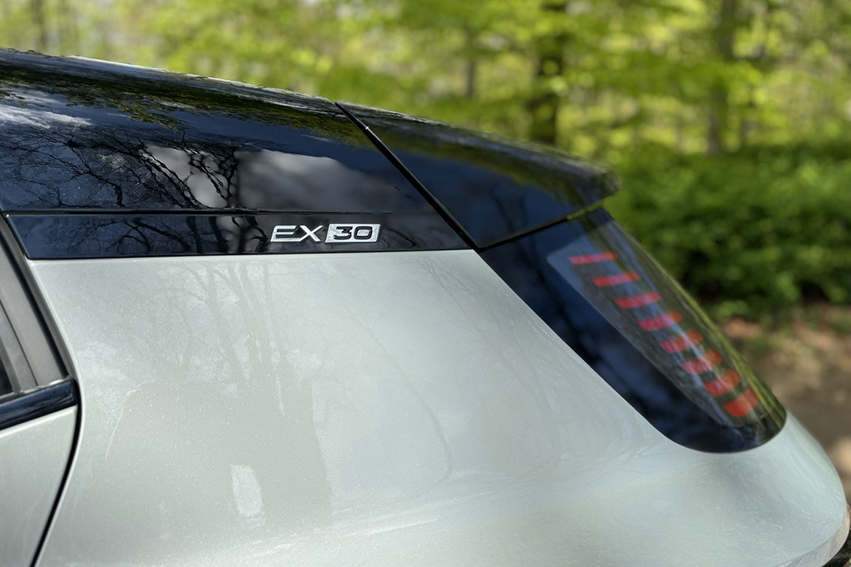 Detailaufnahme des Schriftzugs EX30 auf der C-Säule beim. E-Auto Volvo EX30.