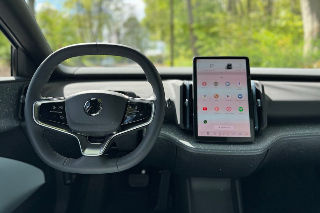 Detailansicht des Lankrads und des Infotainment-Display im Cockpit des E-Autos Volvo EX30.