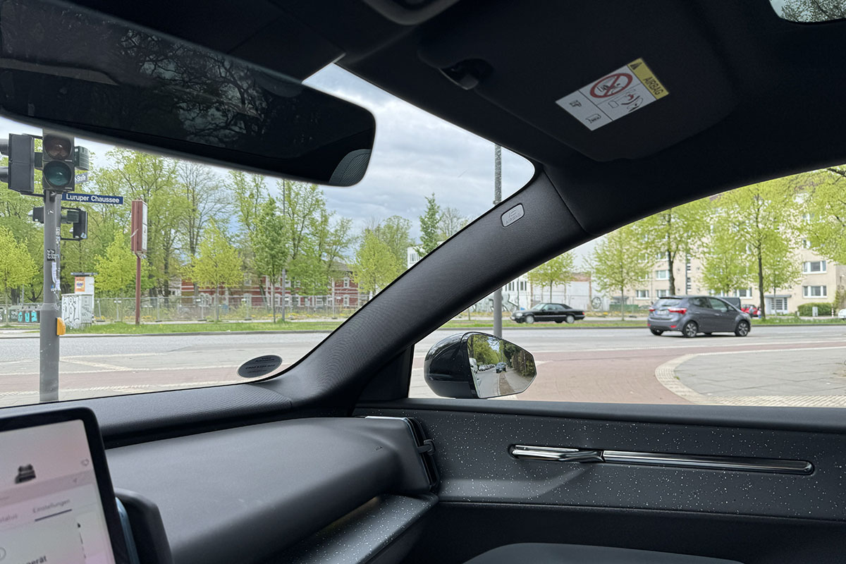 Sicht aus dem Fahrer-Cockpit des E-Autos Volvo EX30. Blick durchs seitliche Beifahrerfenster.