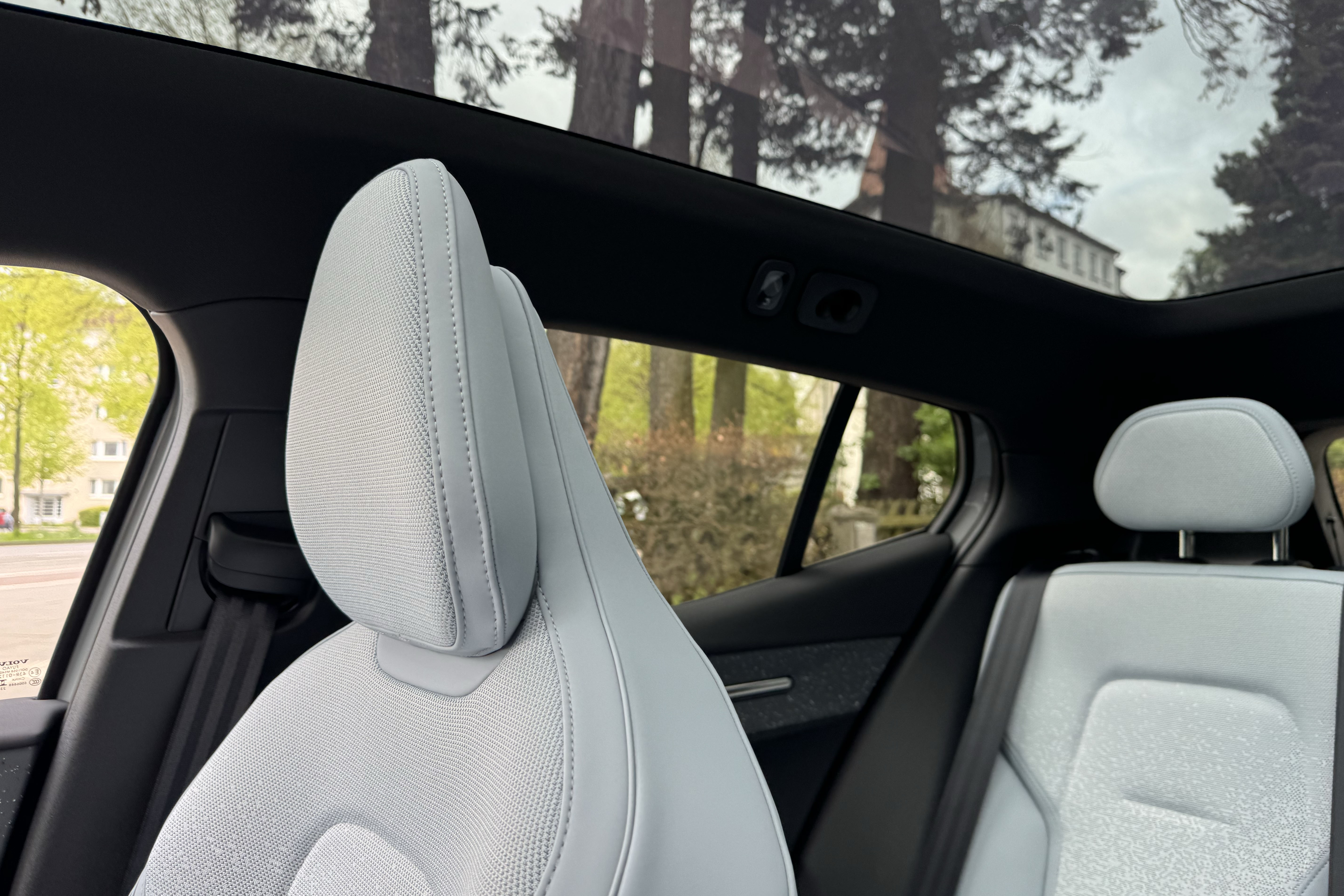 Sicht aus dem Fahrer-Cockpit des E-Autos Volvo EX30. Blick durchs hintere rechte Fenster.